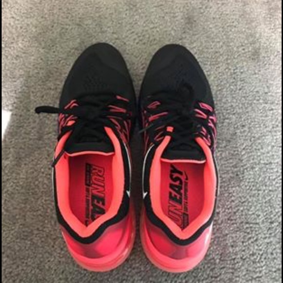 Women’s Nike Air Max - Picture 2 of 3